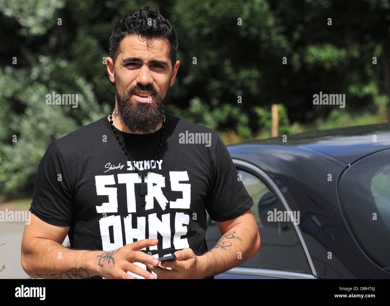 Il rapper Bushido si erge davanti all'ufficio della sua etichetta musicale a Berlino, Germania, 31 luglio 2013. Un raid ha preso posti nelle camere ufficio il mercoledì mattina. Secondo il perseguimento di Berlino il raid è stato quello di trovare le prove per la creazione di Bushido la canzone "stress ohne Grund" messo sull'indice come pure per le modalità di distribuzione e dei ricavi. Foto: PAOLO ZINKEN Foto Stock