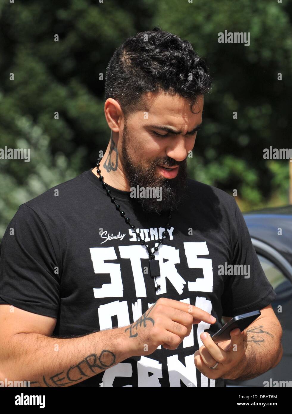 Il rapper Bushido si erge davanti all'ufficio della sua etichetta musicale a Berlino, Germania, 31 luglio 2013. Un raid ha preso posti nelle camere ufficio il mercoledì mattina. Secondo il perseguimento di Berlino il raid è stato quello di trovare le prove per la creazione di Bushido la canzone "stress ohne Grund" messo sull'indice come pure per le modalità di distribuzione e dei ricavi. Foto: PAOLO ZINKEN Foto Stock