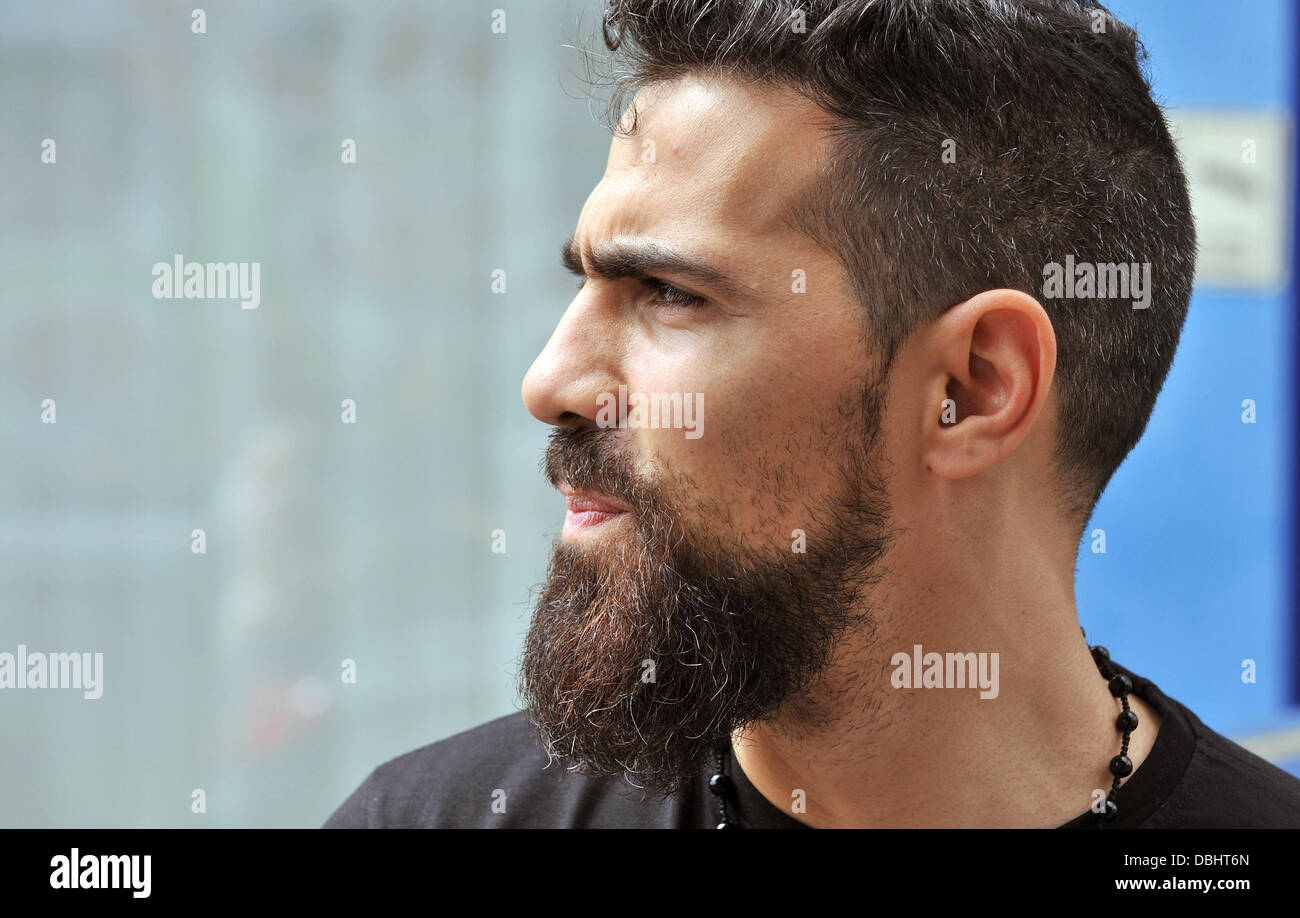 Il rapper Bushido si erge davanti all'ufficio della sua etichetta musicale a Berlino, Germania, 31 luglio 2013. Un raid ha preso posti nelle camere ufficio il mercoledì mattina. Secondo il perseguimento di Berlino il raid è stato quello di trovare le prove per la creazione di Bushido la canzone "stress ohne Grund" messo sull'indice come pure per le modalità di distribuzione e dei ricavi. Foto: PAOLO ZINKEN Foto Stock