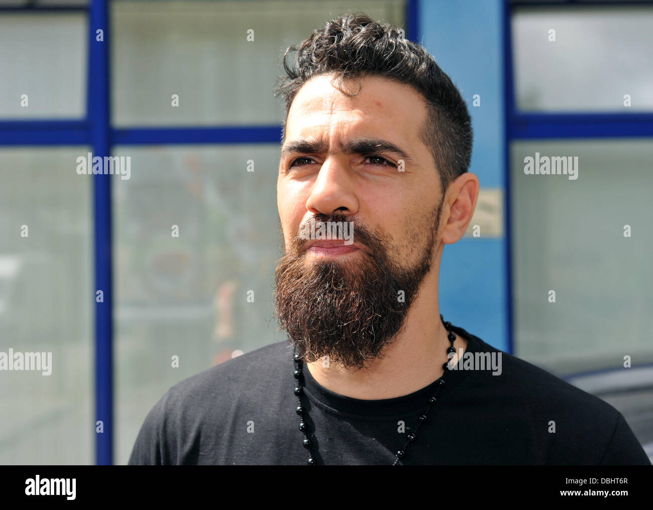 Il rapper Bushido si erge davanti all'ufficio della sua etichetta musicale a Berlino, Germania, 31 luglio 2013. Un raid ha preso posti nelle camere ufficio il mercoledì mattina. Secondo il perseguimento di Berlino il raid è stato quello di trovare le prove per la creazione di Bushido la canzone "stress ohne Grund" messo sull'indice come pure per le modalità di distribuzione e dei ricavi. Foto: PAOLO ZINKEN Foto Stock