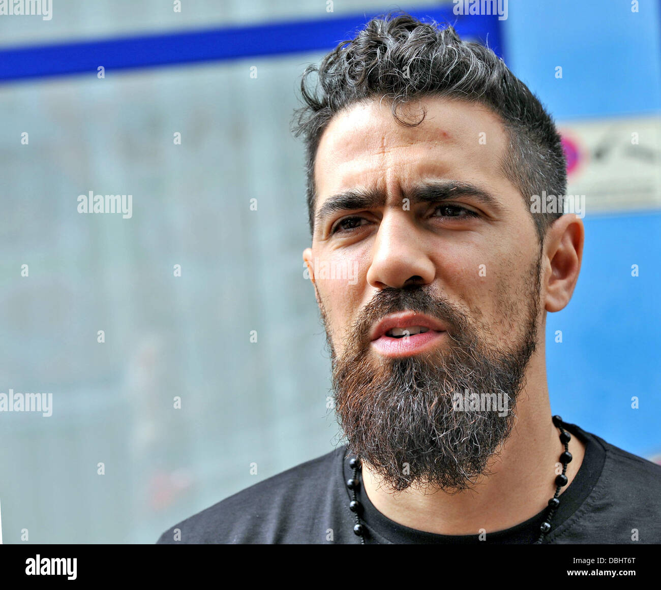 Il rapper Bushido si erge davanti all'ufficio della sua etichetta musicale a Berlino, Germania, 31 luglio 2013. Un raid ha preso posti nelle camere ufficio il mercoledì mattina. Secondo il perseguimento di Berlino il raid è stato quello di trovare le prove per la creazione di Bushido la canzone "stress ohne Grund" messo sull'indice come pure per le modalità di distribuzione e dei ricavi. Foto: PAOLO ZINKEN Foto Stock