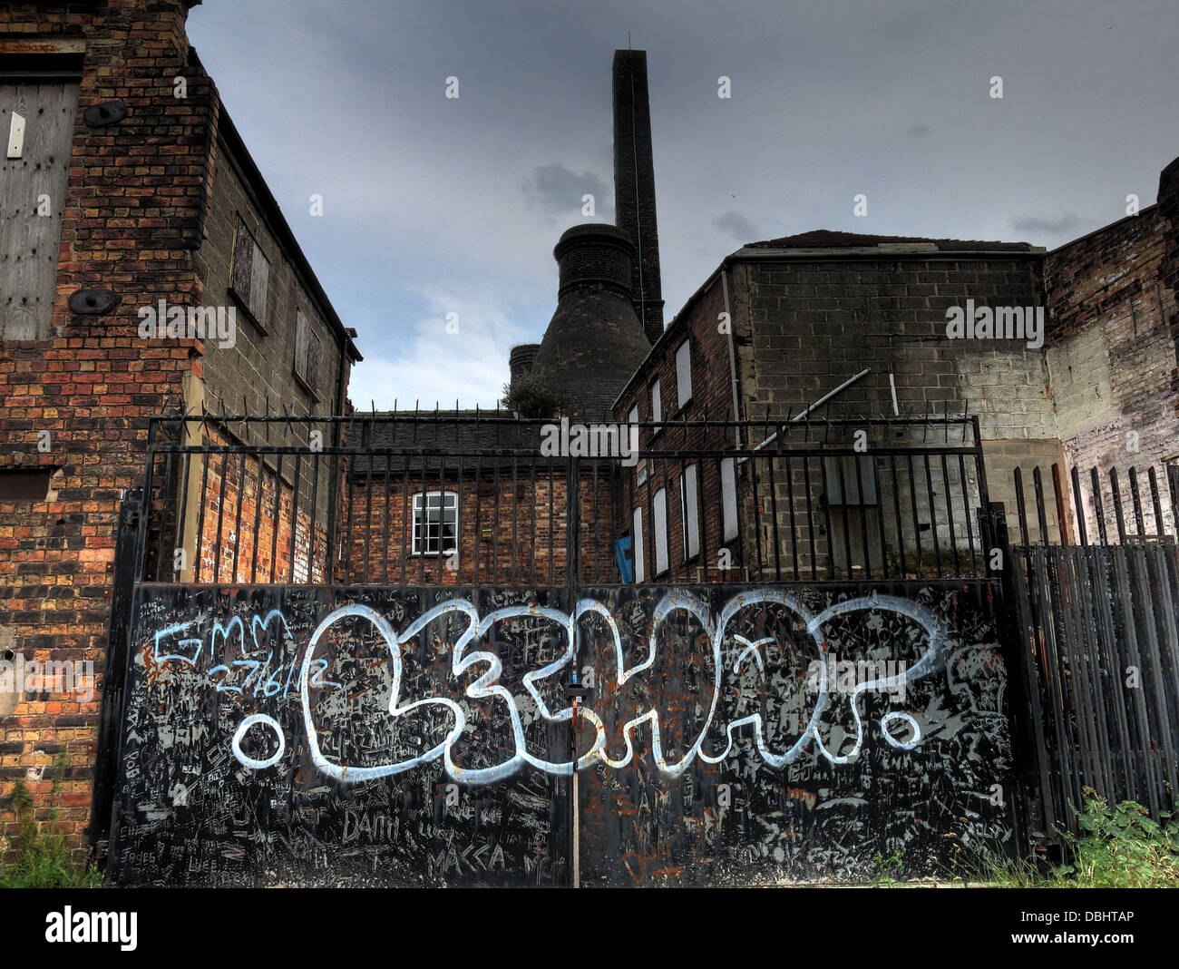 Fabbrica abbandonata con graffiti a Longton , Stoke-on-trent , Staffordshire , Inghilterra , Regno Unito, ST3 2NJ Foto Stock