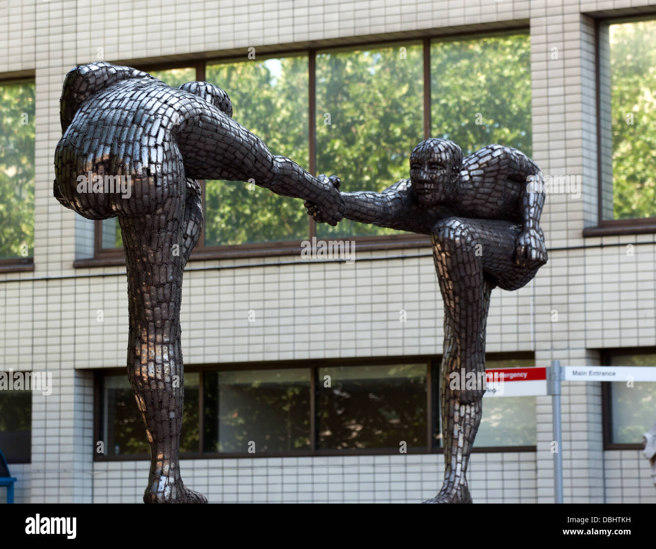 Attraversare il divario, una scultura da Rick Kirby presso il St Thomas Hospital, Lambeth, Londra. Foto Stock