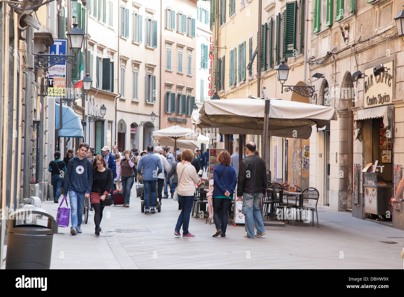Le persone e i negozi di Corso Italia; Pisa; Italia Foto Stock