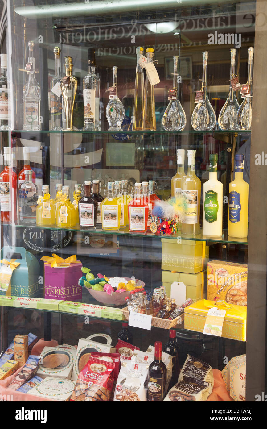 Finestra del negozio in via Croce Street con cibo e bevande tradizionali, Lucca, Toscana, Italia Foto Stock