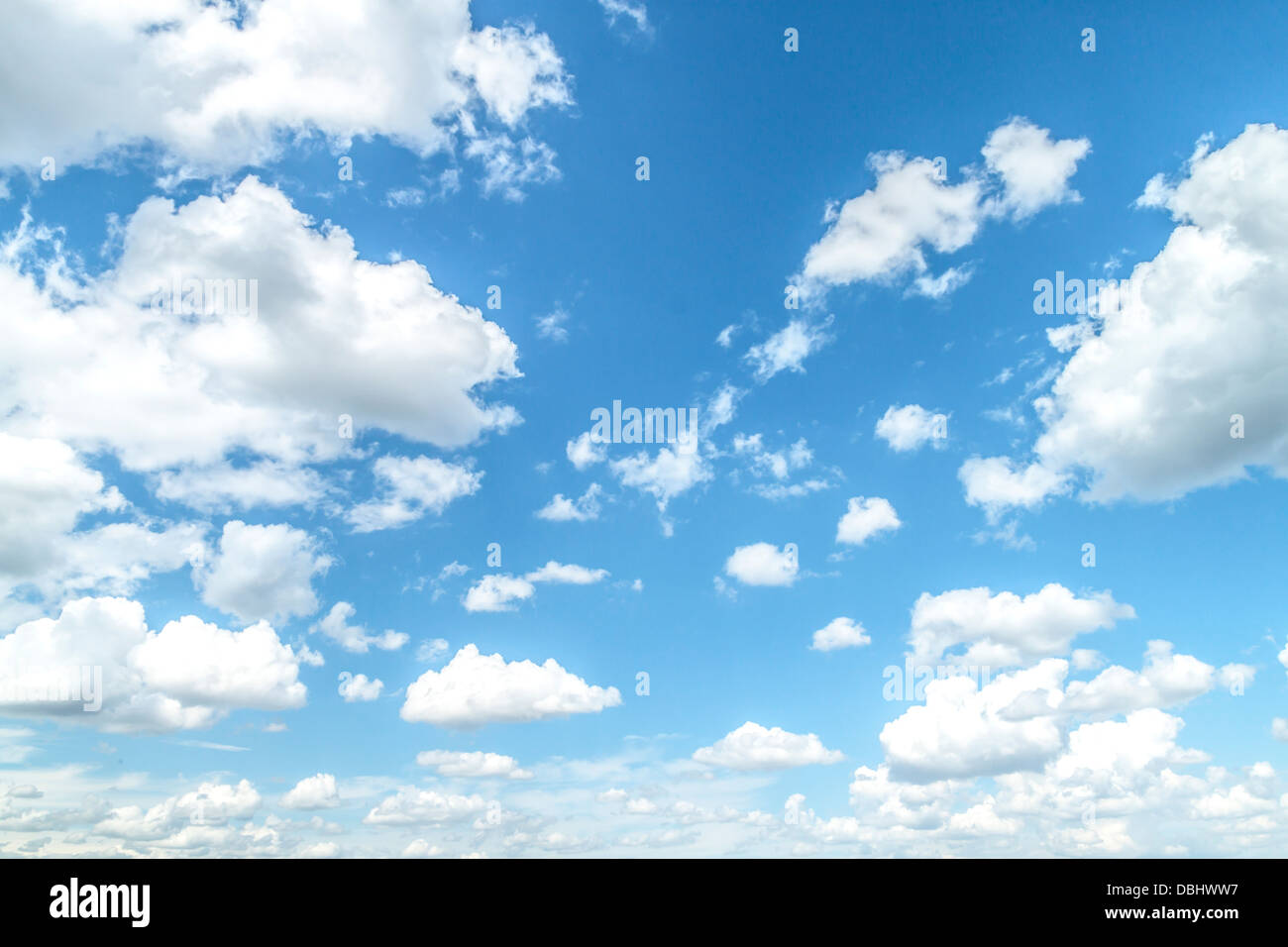 Foto di nuvole nel cielo blu Foto Stock