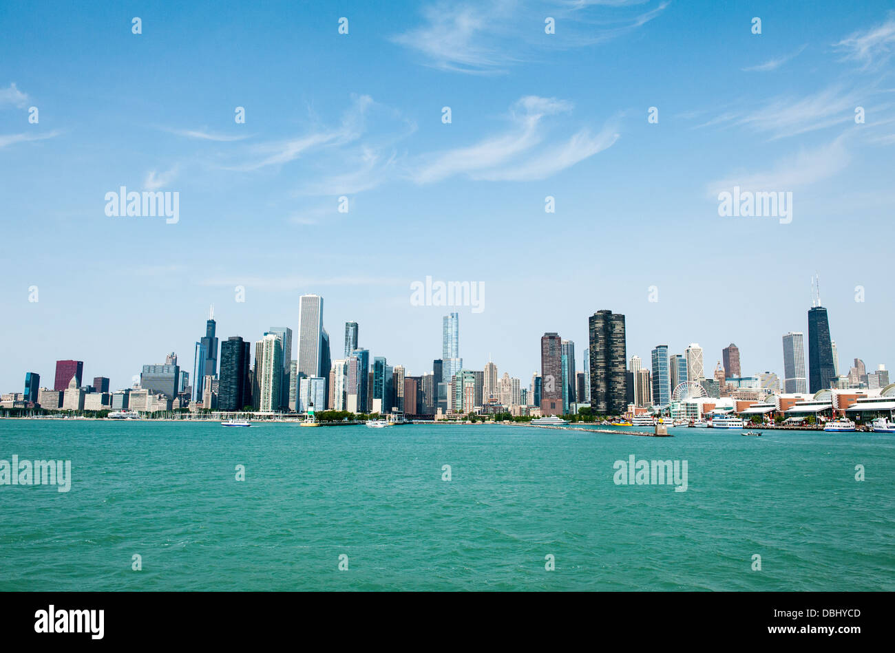 Vista sullo skyline di Chicago dal Lago Michigan Foto Stock