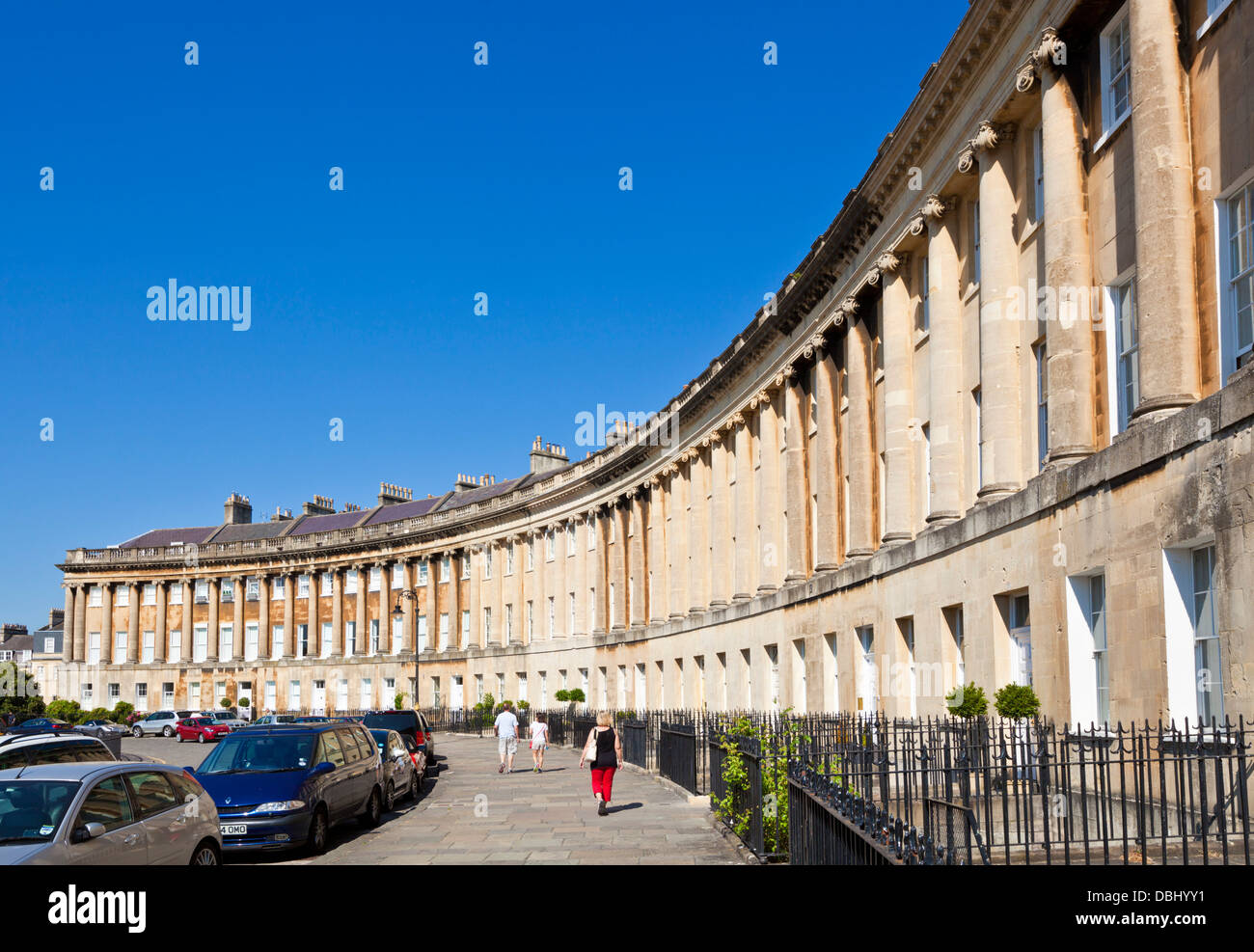 Il Royal Crescent terrazza di case in stile georgiano con i parapetti decorati Bath North East Somerset Inghilterra Foto Stock