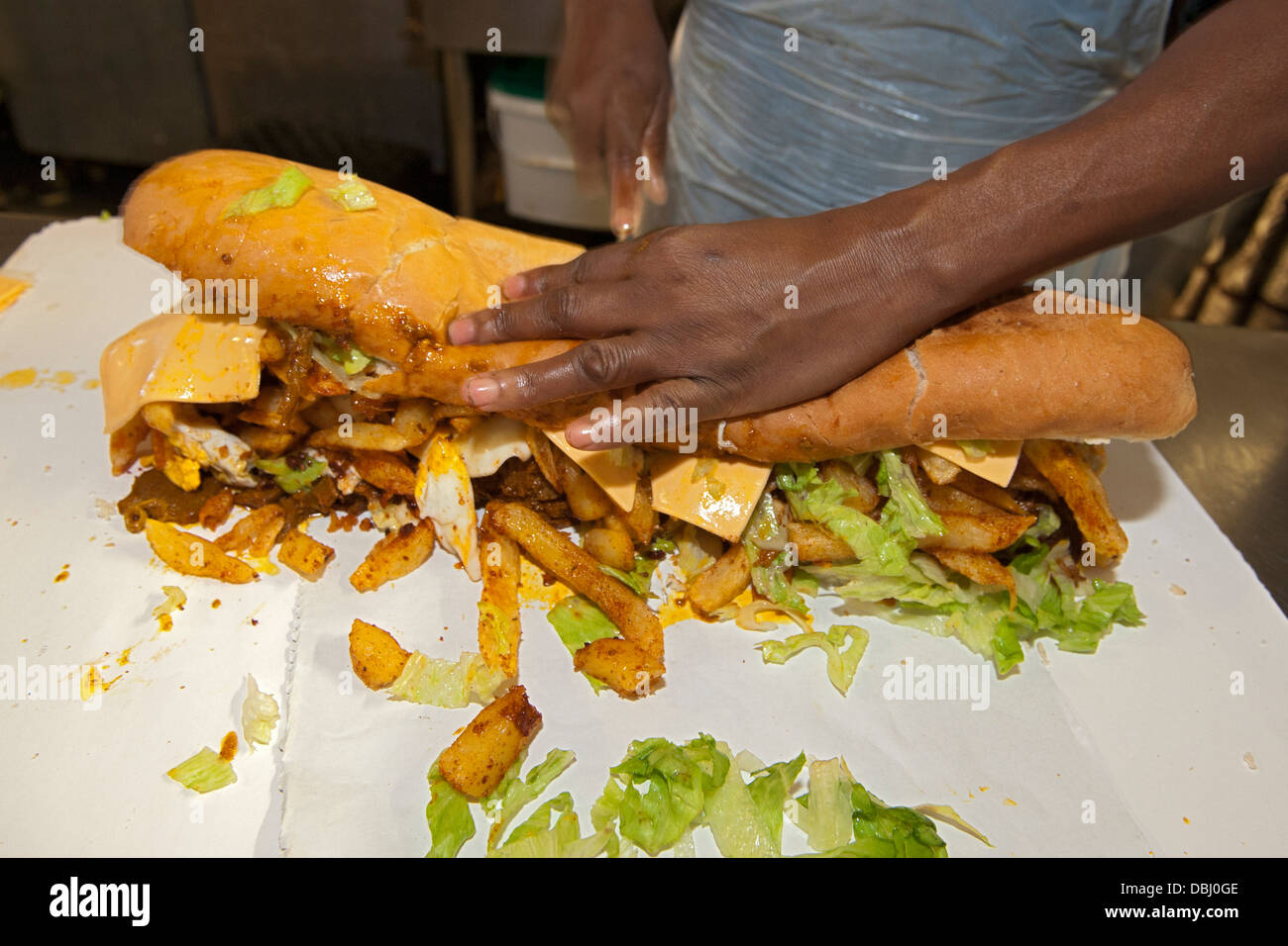 Full House gatsby essendo sandwich preparati al Golden piatto take away in Athlone, Cape Town, Sud Africa. Foto Stock