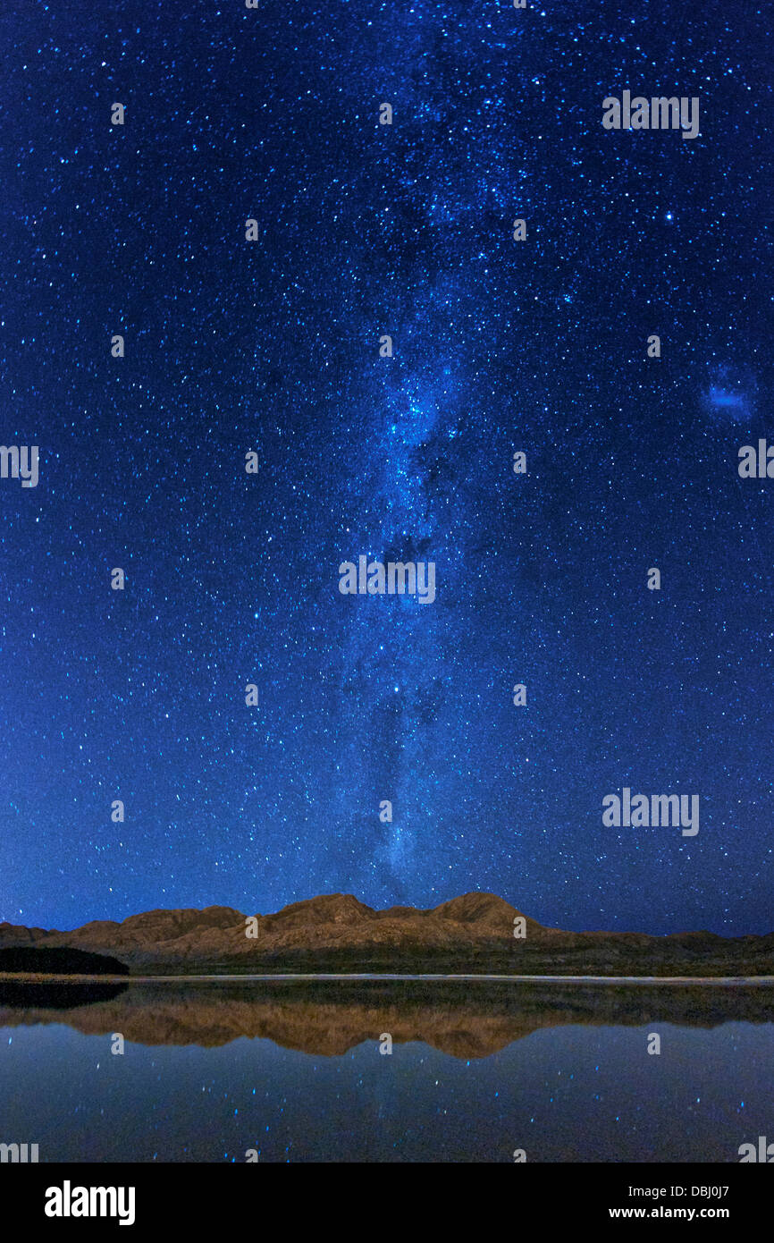 Vista notturna di Steenbras Dam e la Via Lattea nella provincia del Capo Occidentale, Sud Africa. Foto Stock