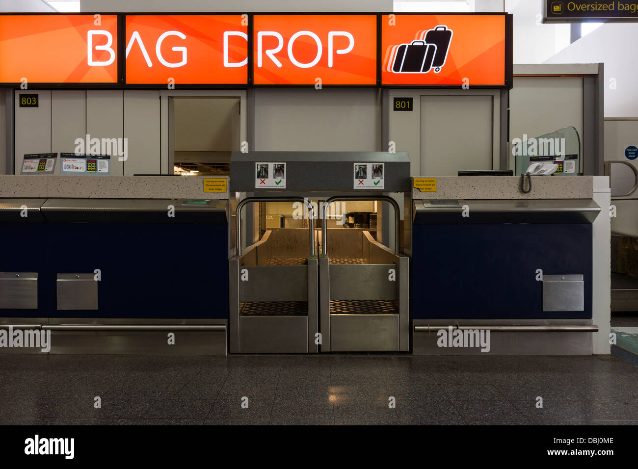 Una compagnia aerea Bilancio Bag Drop Point all'Aeroporto di Gatwick di Londra - Inghilterra. Foto Stock
