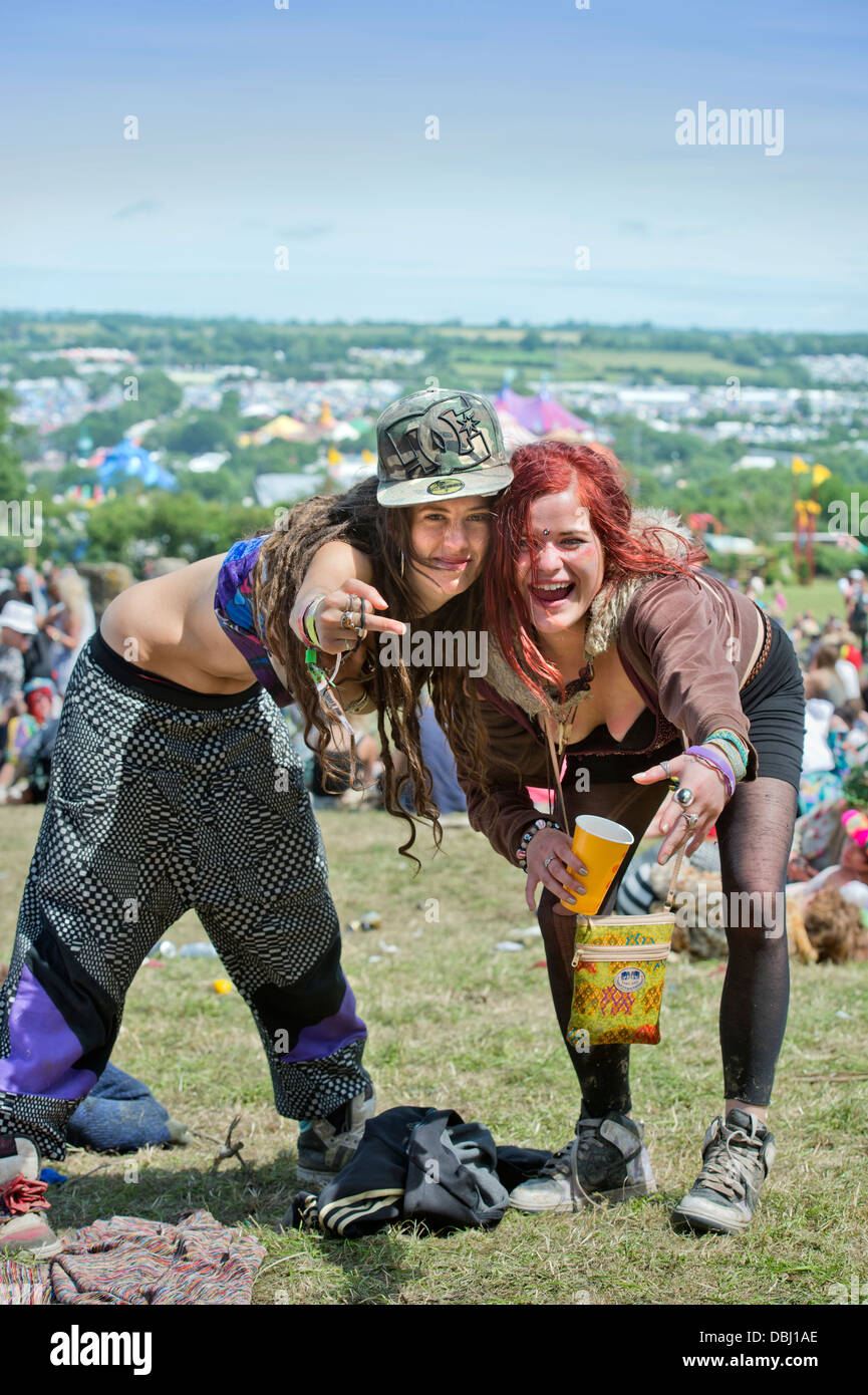 Glastonbury Festival 2013 REGNO UNITO due ragazze colpire una posa vicino al cerchio di pietra Foto Stock