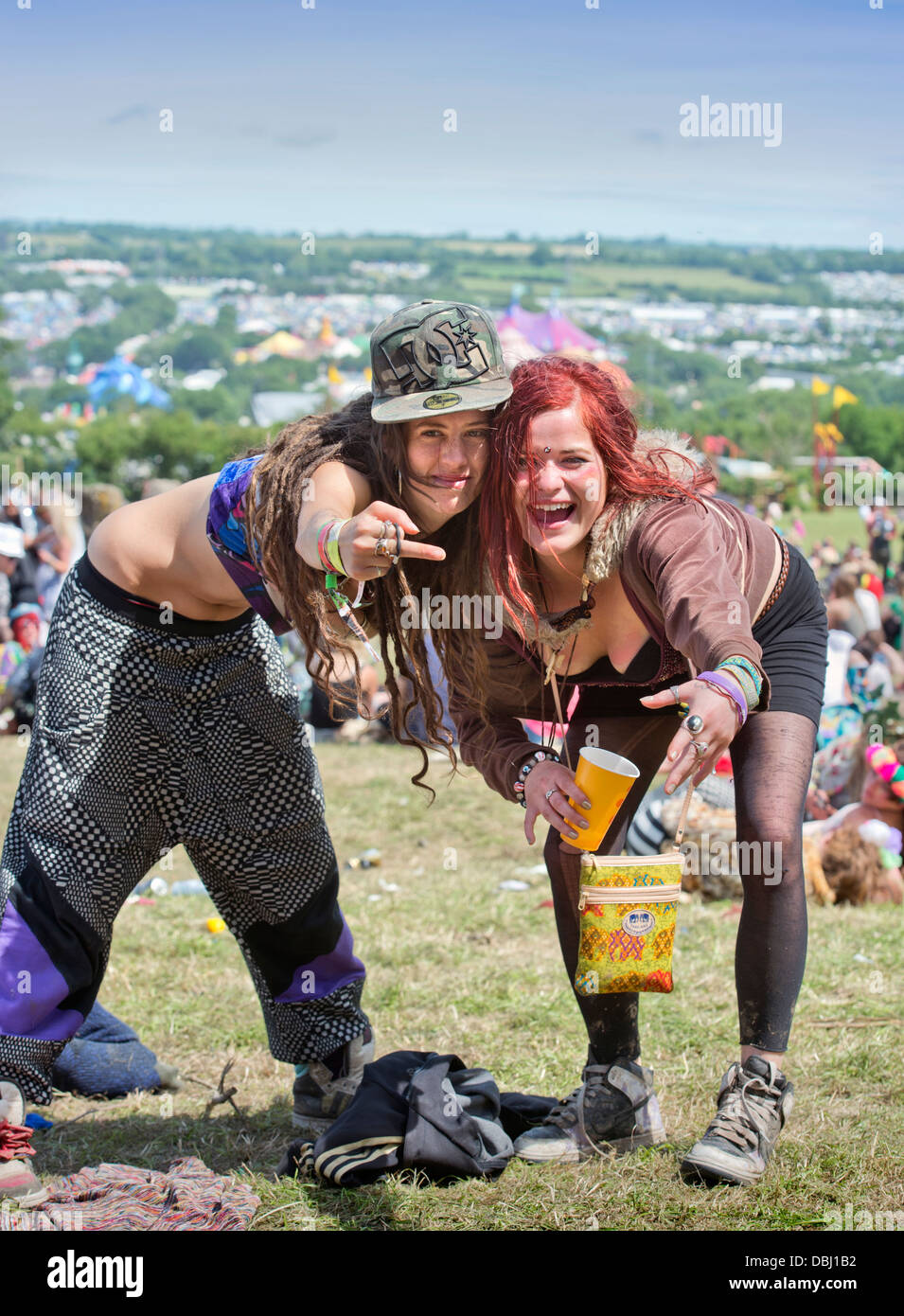 Glastonbury Festival 2013 REGNO UNITO due ragazze colpire una posa vicino al cerchio di pietra Foto Stock