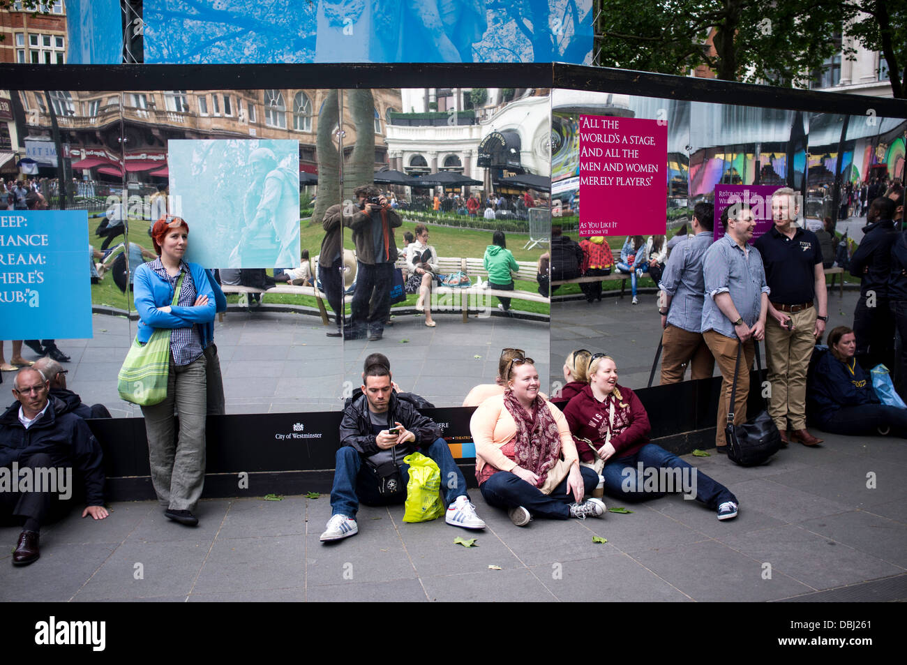 La gente sul marciapiede Leicester Square Foto Stock