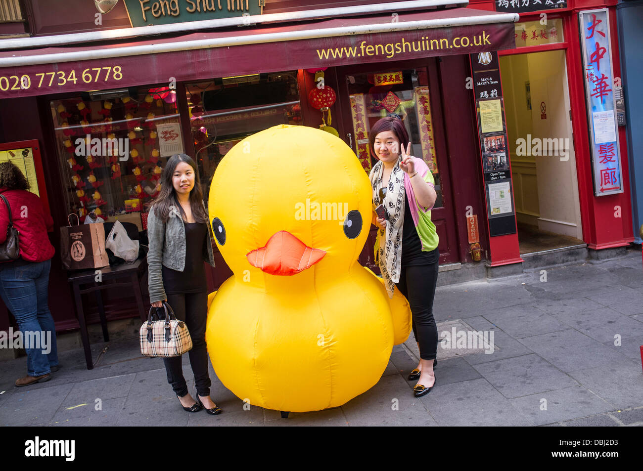 I turisti in Chinatown, London, Regno Unito Foto Stock