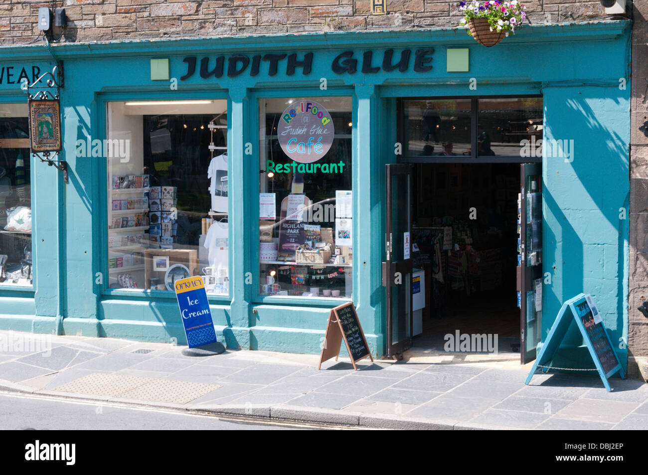 Judith colla del negozio e il Real Food Cafe a Kirkwall, Orkney. Foto Stock