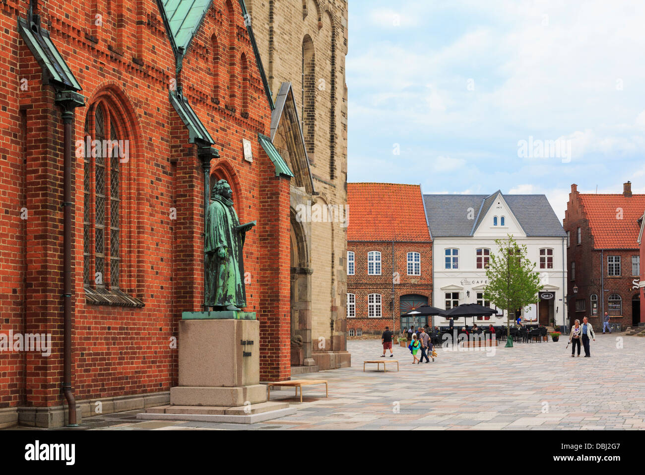 Nostra Signora Maria Cattedrale (Vor Frue Maria Domkirke) nella piazza della città vecchia. Torvet, Ribe, Jutland, Danimarca e Scandinavia Foto Stock