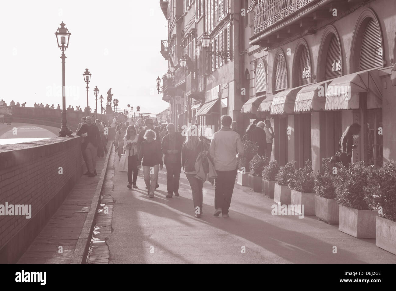La gente camminare lungo il Lungarno degli Acciaiuoli Street, Firenze,  Toscana, Italia in bianco e nero tonalità seppia Foto stock - Alamy