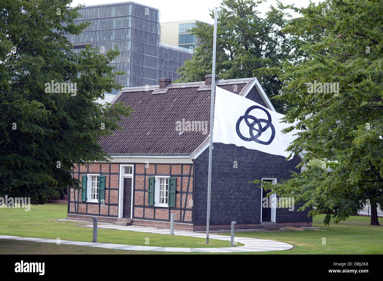 Una vola di bandiera a mezz asta di fronte alla casa principale della famiglia Krupp di Essen, in Germania, il 31 luglio 2013. Berthold Beitz morì il 30 luglio 2013 secondo la ThyssenKrupp AG. Foto: FEDERICO GAMBARINI Foto Stock