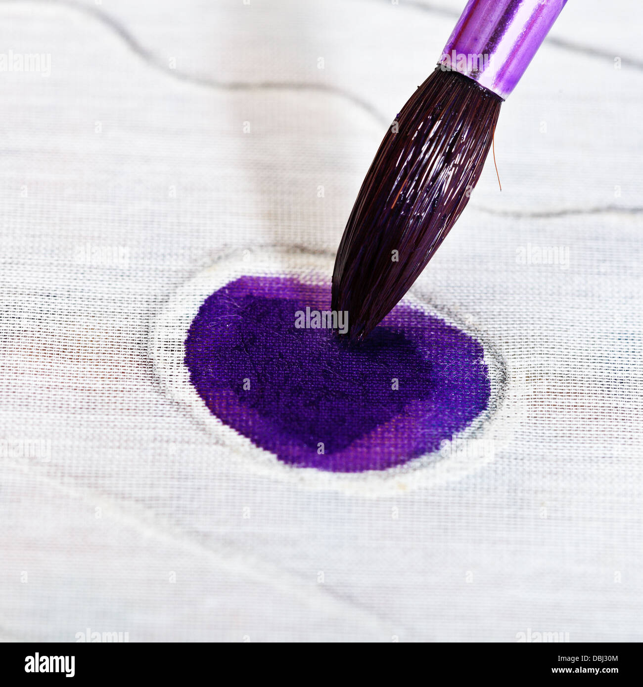Pittura ornamento viola sulla tela in seta con spazzola vicino fino Foto Stock
