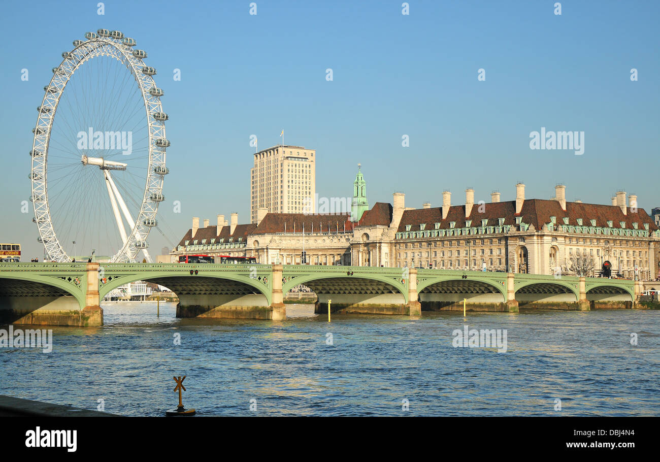 Westminster Bridge e il London Eye nella città di Londra Foto Stock