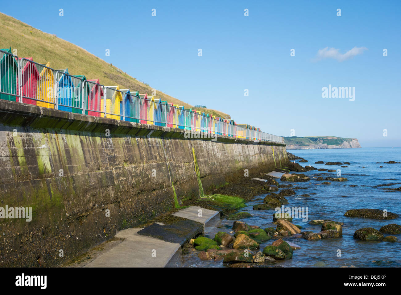 Spiaggia di capanne a Whitby, North Yorkshire, Inghilterra, Regno Unito Foto Stock