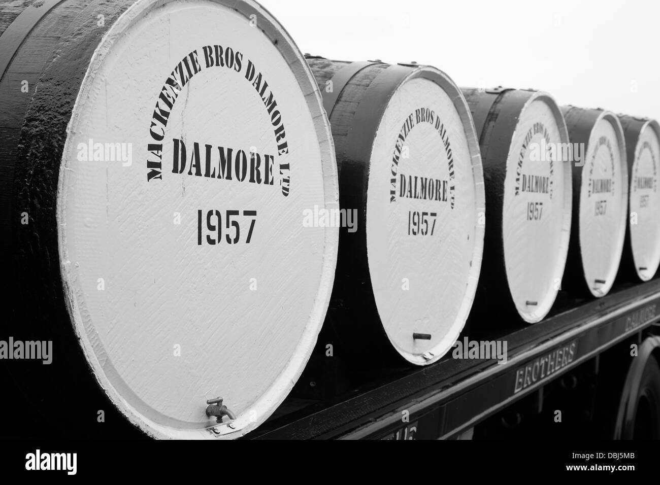 Grandi 1957 botti di whisky scozzese o botti su un camion a pianale a Dalmore. Mackenzie Bros Dalmore Ltd. Distilleria di Alness, Scozia, Regno Unito Foto Stock