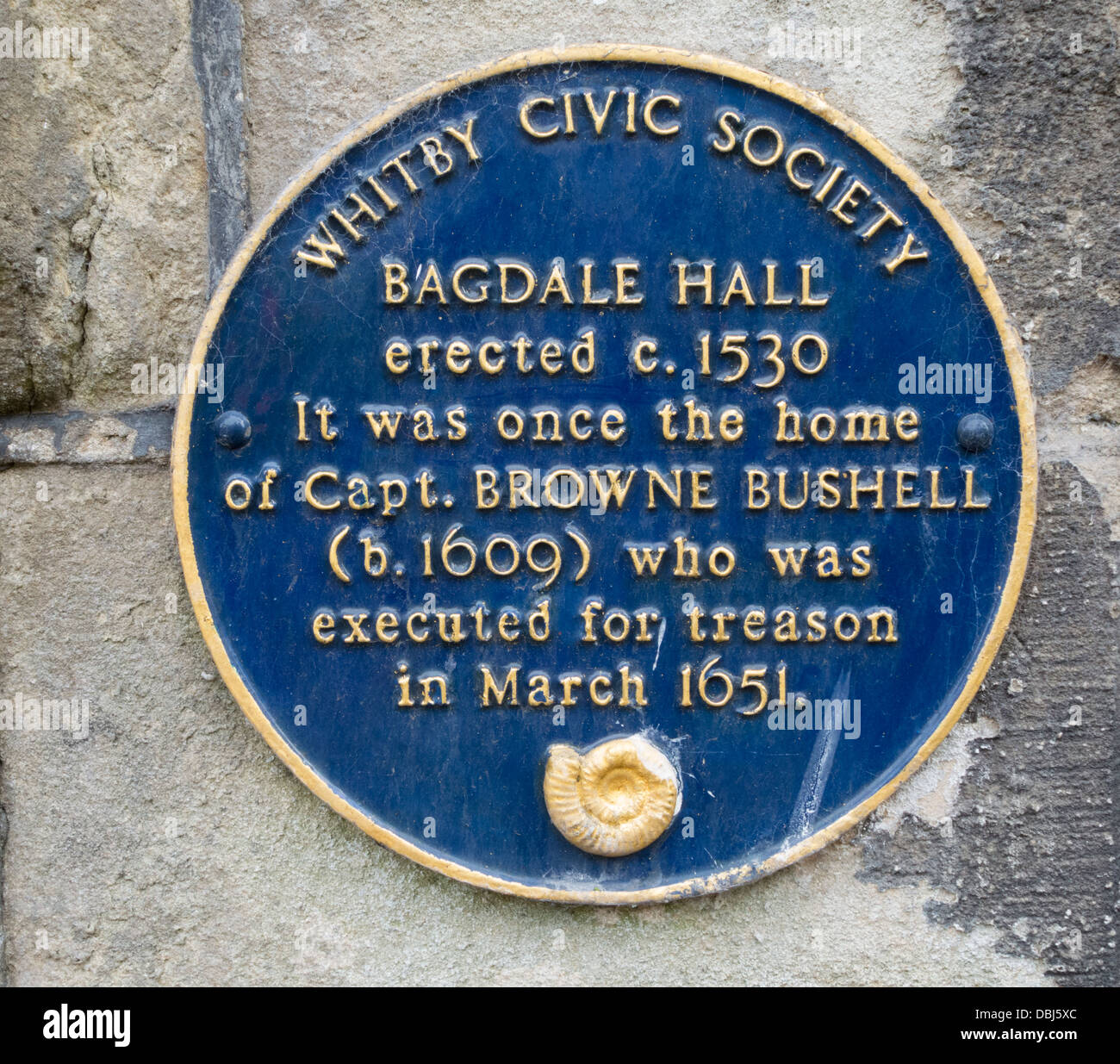 Targa blu su Bagdale Hall a Whitby, North Yorkshire, Inghilterra, Regno Unito Foto Stock