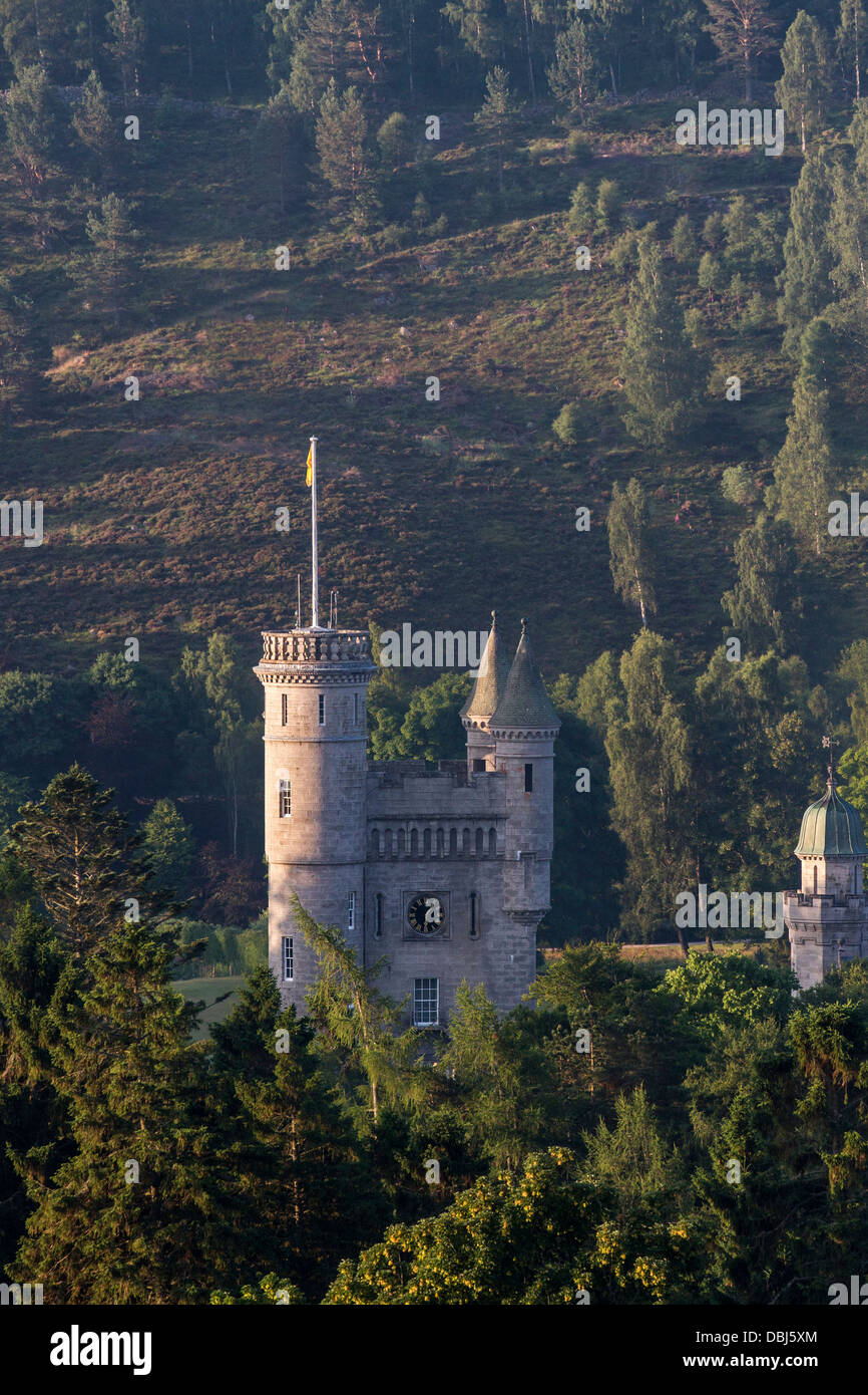 Balmoral Castello Scozzese e boscoso motivi  Residenze Reali - Crathie, Deeside Aberdeenshire, Scotland, Regno Unito Foto Stock