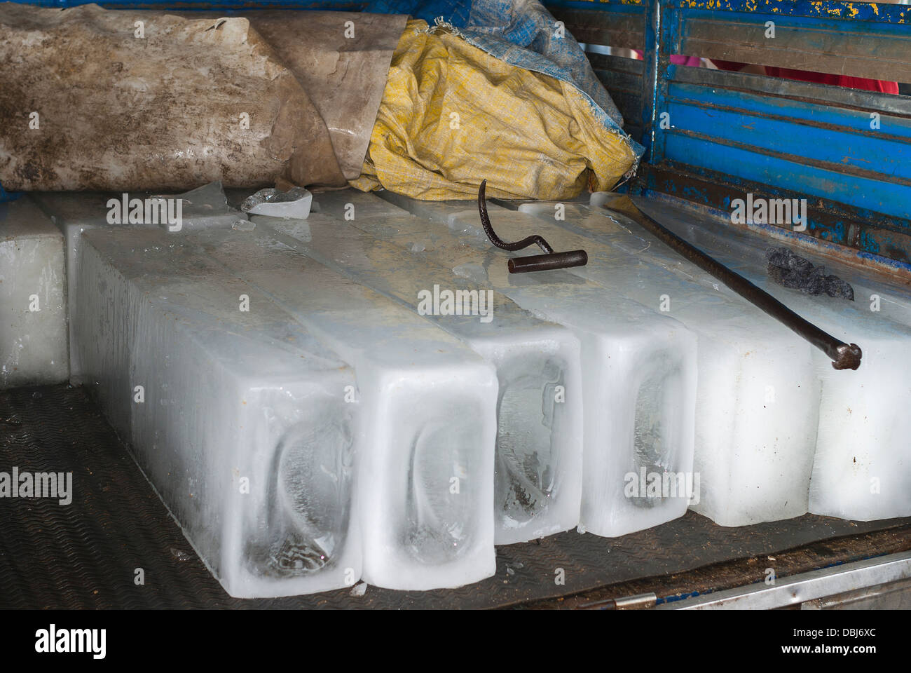 Grosse travi di ghiaccio e gli strumenti per gestirli. Foto Stock