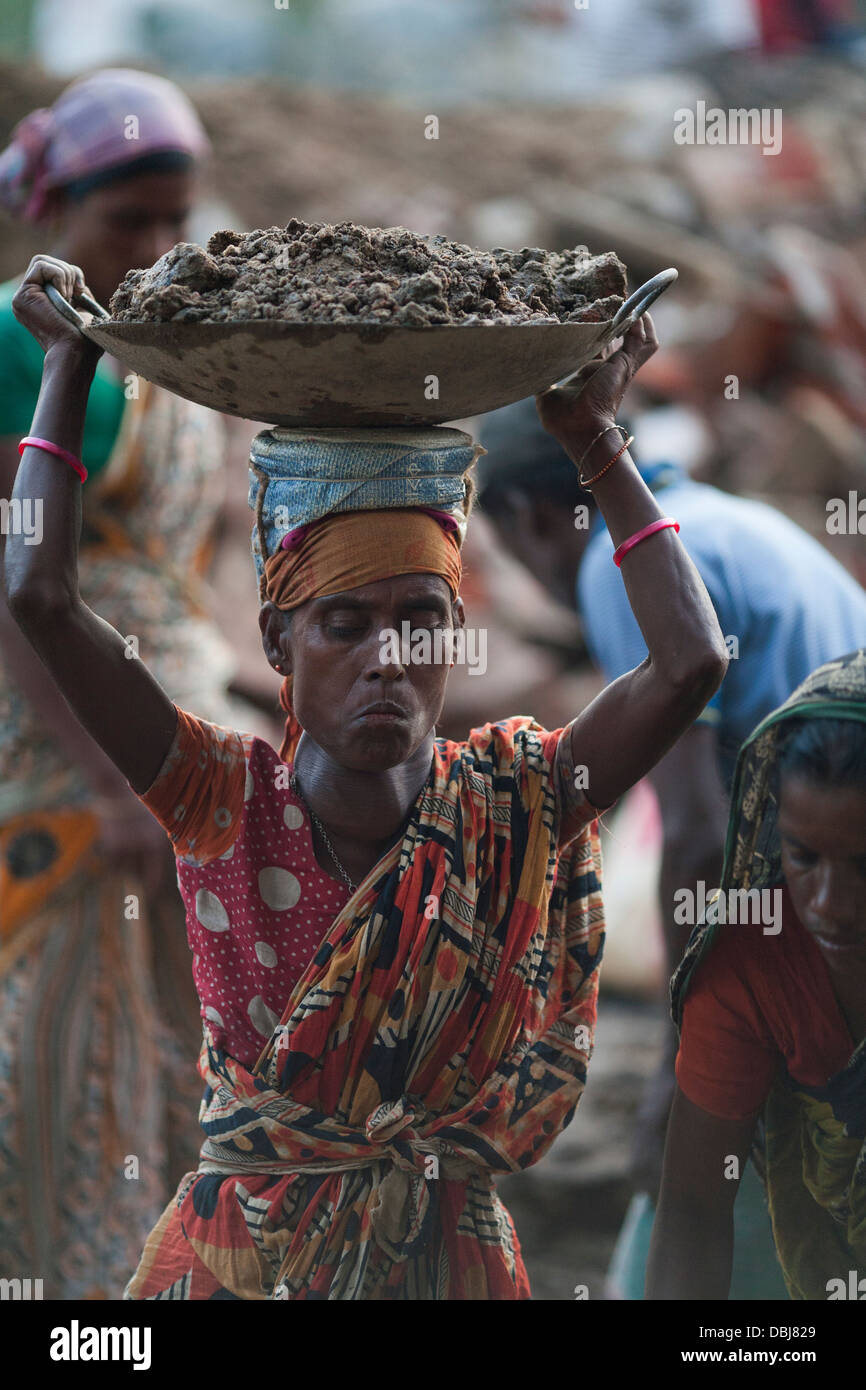 Rurali le donne del Bangladesh eseguire il lavoro manuale che porta sporcizia per tre dollari di 3 dollari al giorno su un progetto stradale in Chittagong Bangladesh Foto Stock