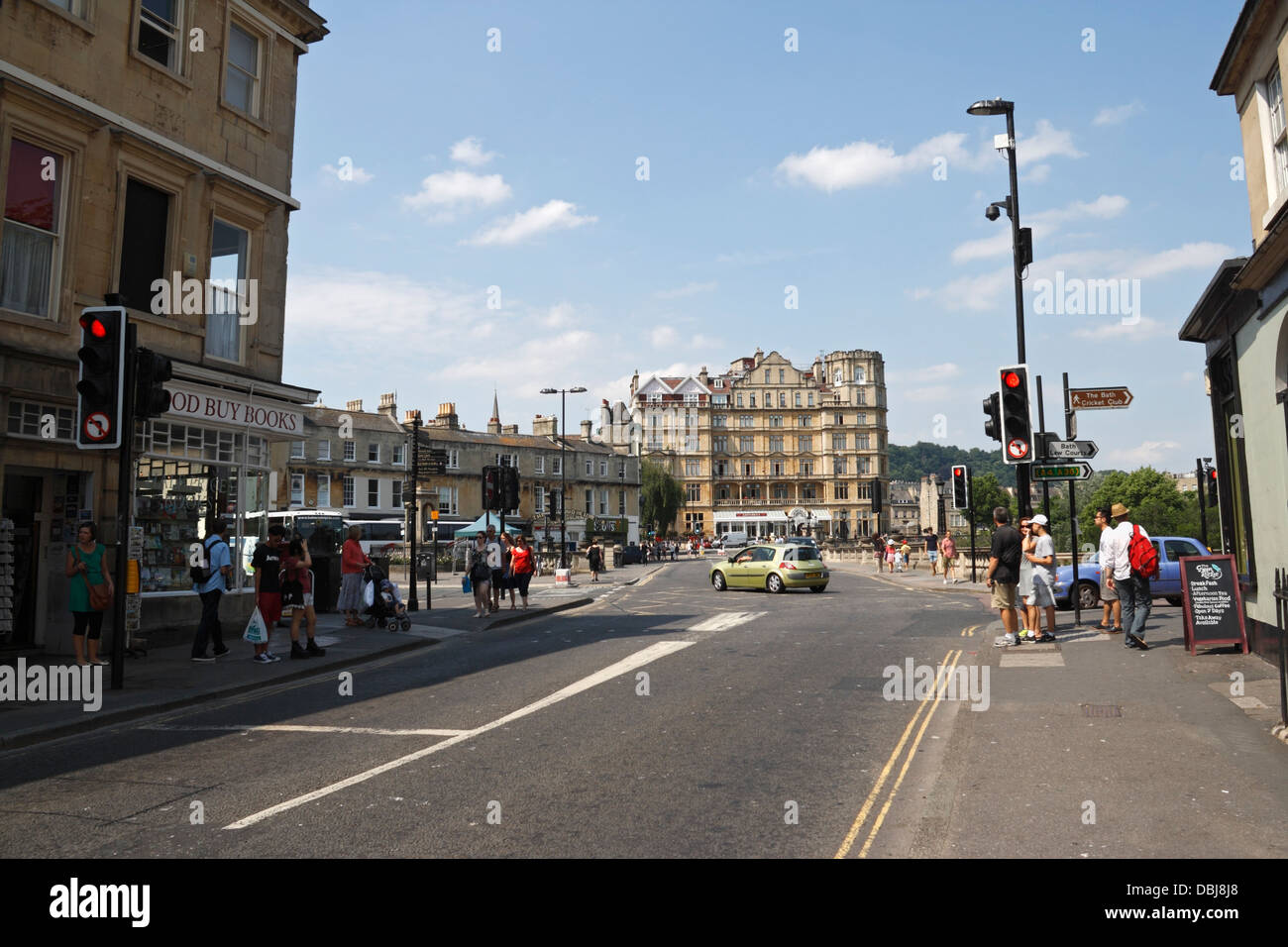 Vista lungo Pierrepont Street verso l'Empire Hotel a Bath England Foto Stock