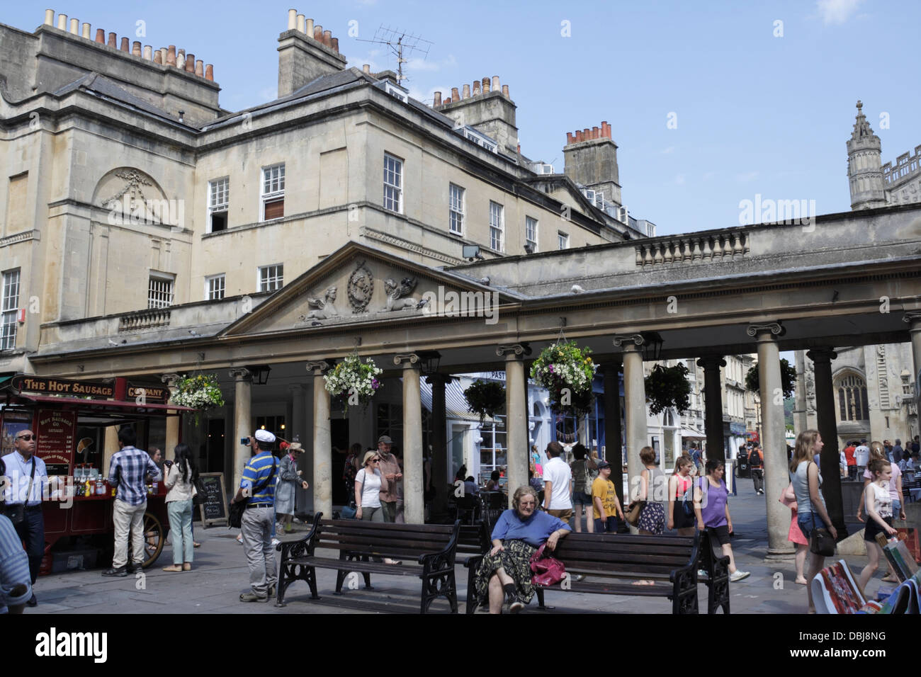 Persone che camminano nel centro di Bath Inghilterra Regno Unito. Patrimonio mondiale destinazione turistica. Centro città inglese streetscene Foto Stock