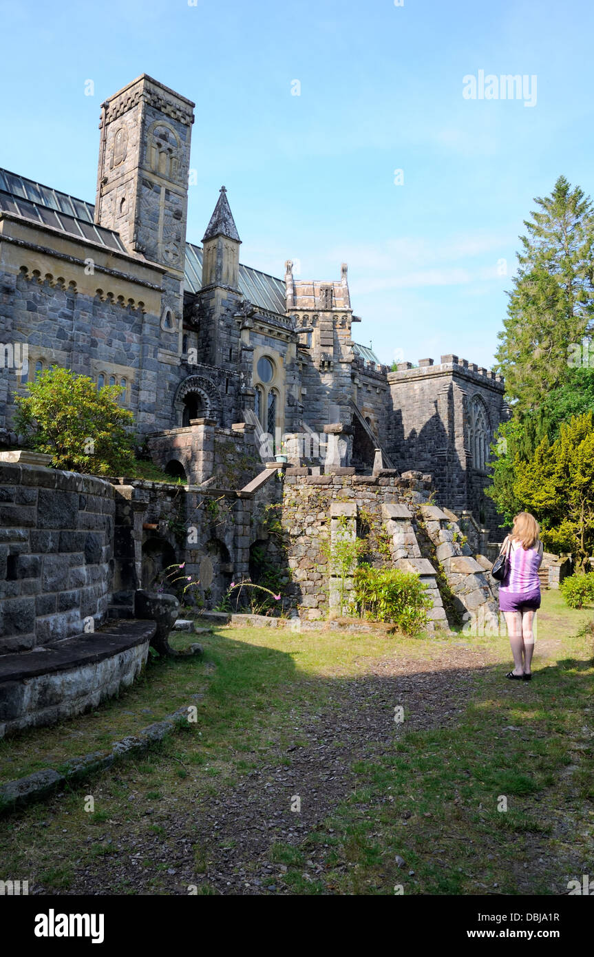 Un turista sondaggi l'affascinante architettura di St Conan's Kirk, Loch Awe, Argyll, Scotland, Regno Unito Foto Stock