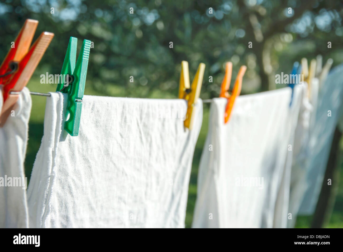 Primo piano della t-shirt bianche, essiccazione su un clotheslinle Foto Stock