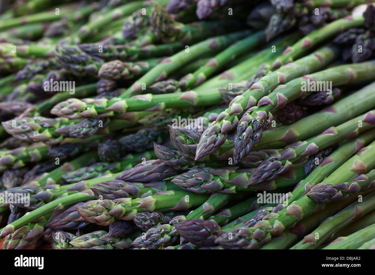 Pila di asparagi verdi al mercato degli agricoltori Foto Stock