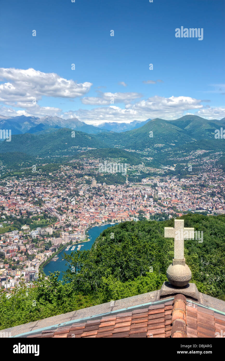 Croce religiosa su una chiesa con tetto panoramico paesaggio di montagna Foto Stock