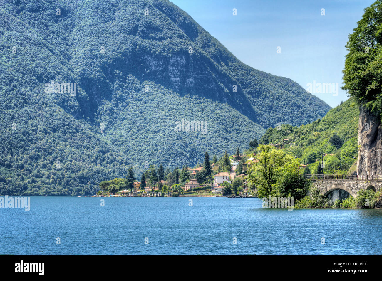 Paesaggio lacustre vista sul pittoresco lago di Lugano in Italiano Lago di Como district Foto Stock