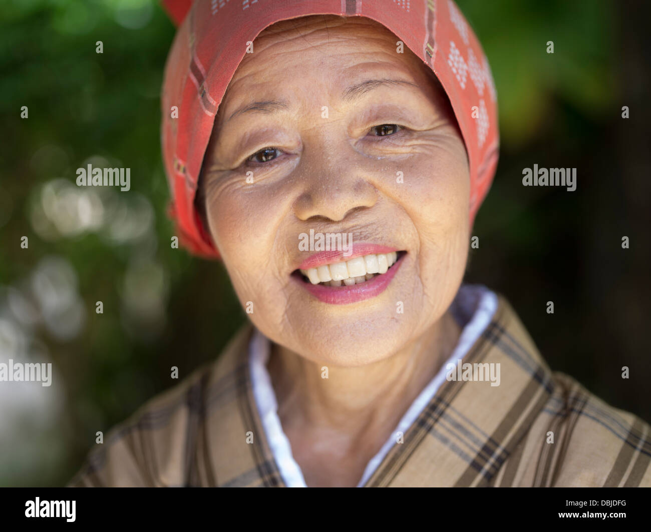 Sorridente donna giapponese a Ryukyu Mura Okinawa in Giappone. Le donne di Okinawa con la più lunga aspettativa di vita nel mondo. Foto Stock