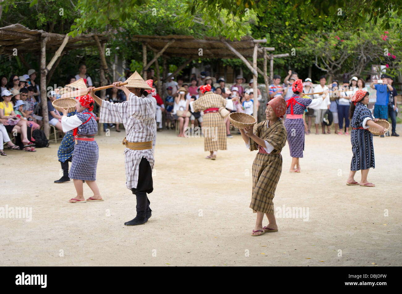 Tourist guardare uno spettacolo di danza tradizionale a Ryukyu Mura Okinawa in Giappone Foto Stock