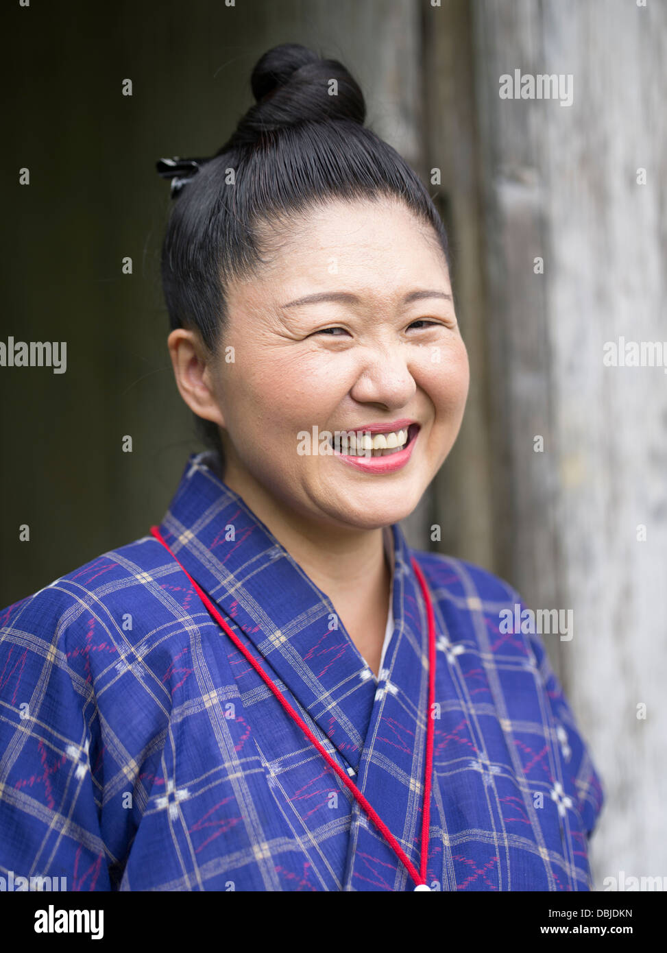 Sorridente donna giapponese a Ryukyu Mura Okinawa in Giappone. Le donne di Okinawa con la più lunga aspettativa di vita nel mondo. Foto Stock
