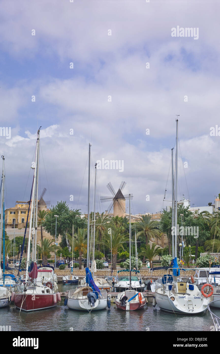 Mulini a vento e barche in Palma de Mallorca Foto Stock