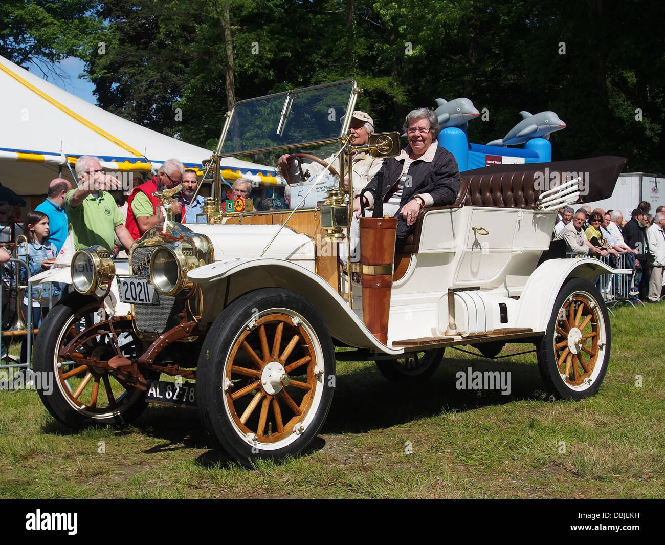 Il 1910 White G-A, AL-82-78 6 è un veicolo classico presentato in occasione di fiere di auto d'epoca, che rappresenta l'ingegneria automobilistica dei primi anni del XX secolo. Questa auto d'epoca, parte della collezione di veicoli vecchi, mette in evidenza lo sviluppo storico delle auto e la loro evoluzione. Foto Stock