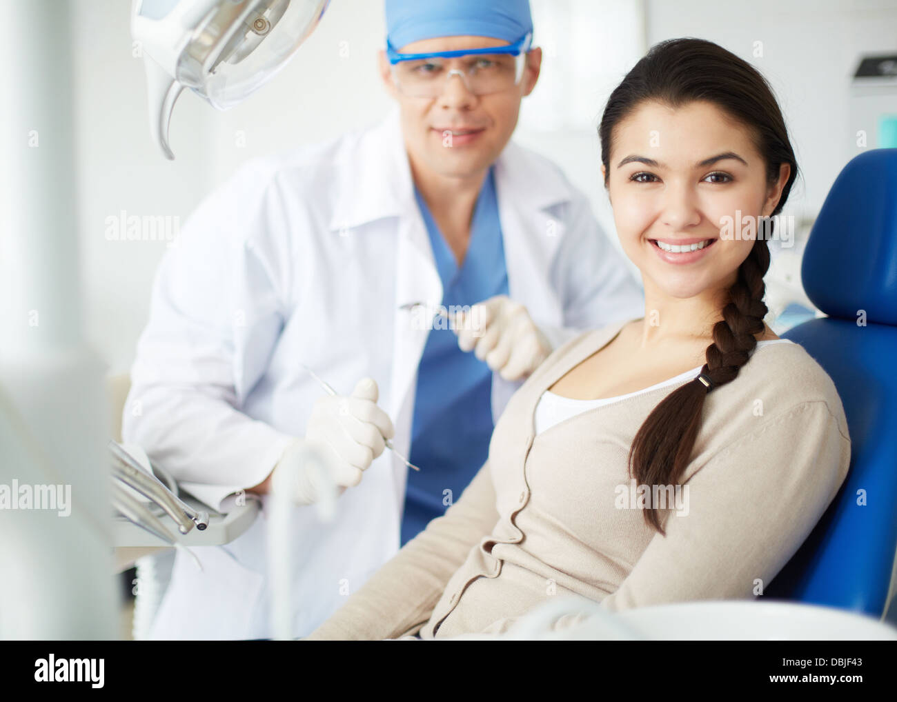 Felice ragazza guardando la fotocamera con sorriso toothy presso il dentista Foto Stock