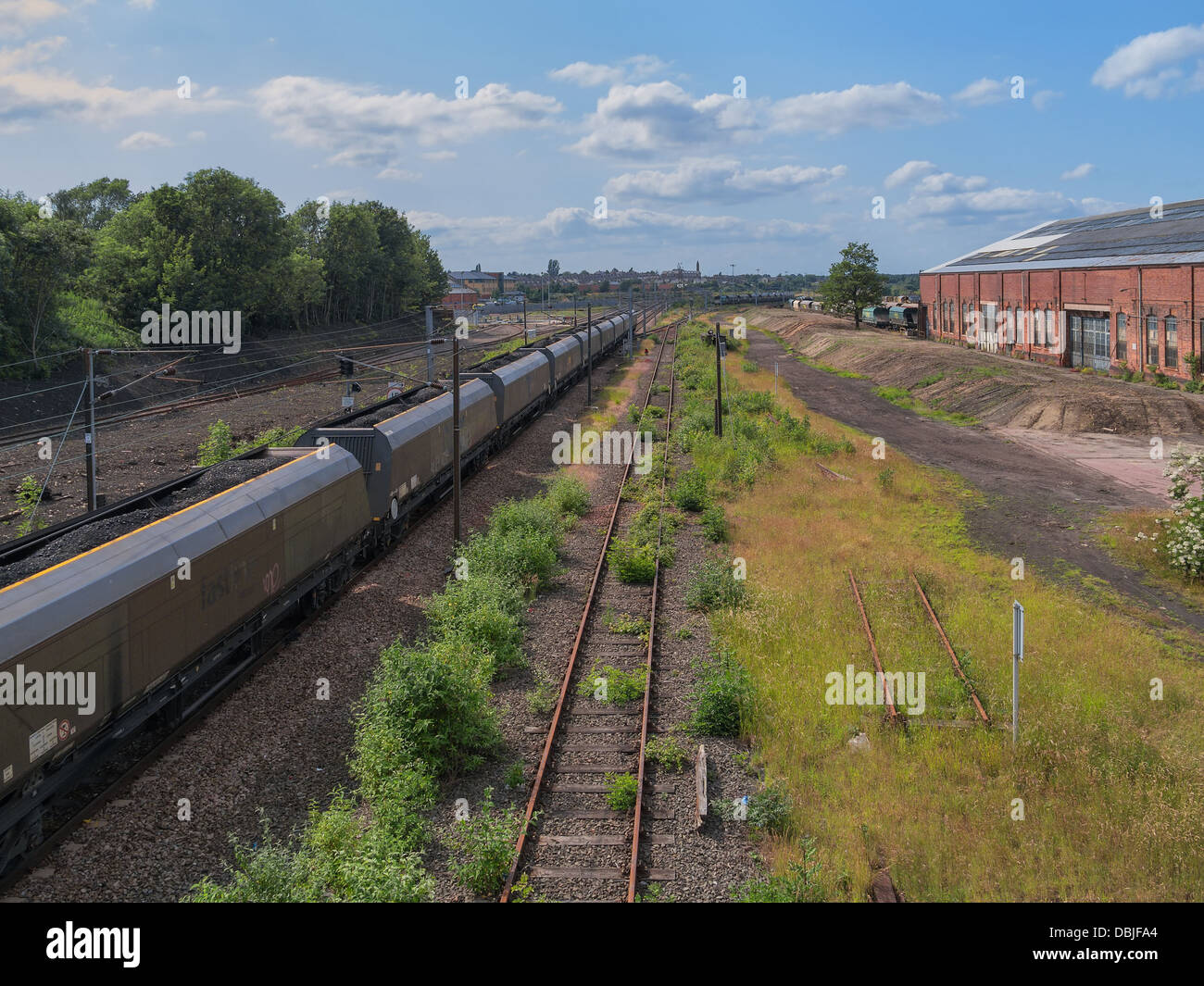 Un treno merci che trasportano carbone fa il suo modo attraverso ferrovie vicino la stazione ferroviaria di York, UK. Foto Stock