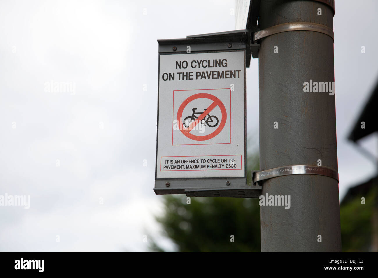 No Escursioni in bicicletta sul marciapiede di pena di segno di avvertimento a Wandsworth - London REGNO UNITO Foto Stock