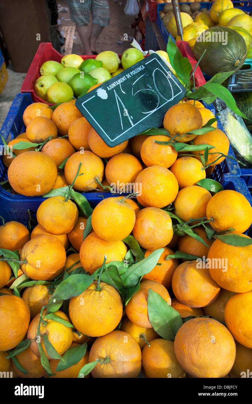 Arance in vendita presso la Città Vecchia Pollensa mercato di Domenica in la principale piazza di Plaza Mayor e Foto Stock