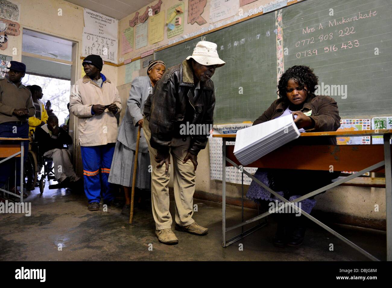 Harare, Zimbabwe. Il 31 luglio 2013. Persone in piedi in linea di voto sulla luglio 31, 2013, ad Harare, Zimbabwe. Migliaia di persone sono venute oggi per prendere parte in Zimbabwe le elezioni nazionali. È stato riportato che il processo di voto è proceduta senza problemi in modo libero ed equo. (Foto di Gallo Immagini / Foto24 / Herman Verwey) Credito: Gallo immagini/Alamy Live News Foto Stock