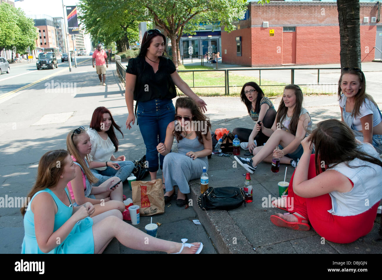 Un gruppo di studentesse, Oxford Road, Manchester, Regno Unito Foto Stock