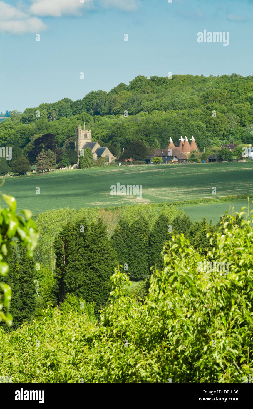 Oast case e Chiesa di Horsmonden nel Kent Foto Stock